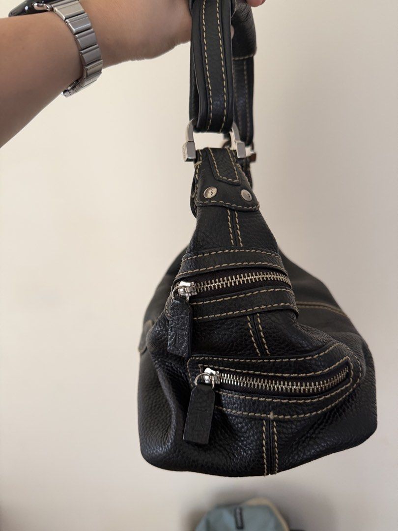 Tod’s Black Leather Bag (Category: Luxury Bags & Wallets) located in Quezon City. Submitted by chanhr (Listing ID 1468321584, Image 3). Description: Tod’s black leather bag 2 pocket zippers each side 1 pocket zipper inside Rarely used, only stored in the cabinet Doesn’t come with any inclusions.