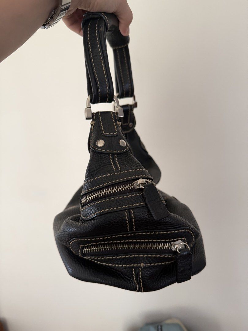 Tod’s Black Leather Bag (Category: Luxury Bags & Wallets) located in Quezon City. Submitted by chanhr (Listing ID 1468321584, Image 2). Description: Tod’s black leather bag 2 pocket zippers each side 1 pocket zipper inside Rarely used, only stored in the cabinet Doesn’t come with any inclusions.