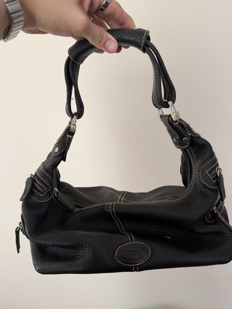Tod’s Black Leather Bag (Category: Luxury Bags & Wallets) located in Quezon City. Submitted by chanhr (Listing ID 1468321584, Image 1). Description: Tod’s black leather bag 2 pocket zippers each side 1 pocket zipper inside Rarely used, only stored in the cabinet Doesn’t come with any inclusions.