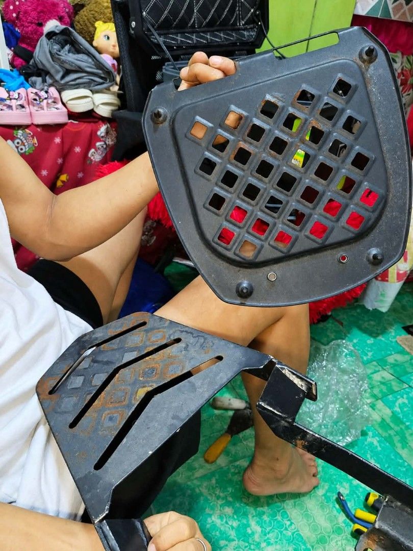Topbox set with bracket (Category: Other Motorcycles Parts and Accessories) located in Paranaque City. Submitted by khena (Listing ID 1468359600, Image 3). Description: may kalawang bracket normal sa 2nd hand.