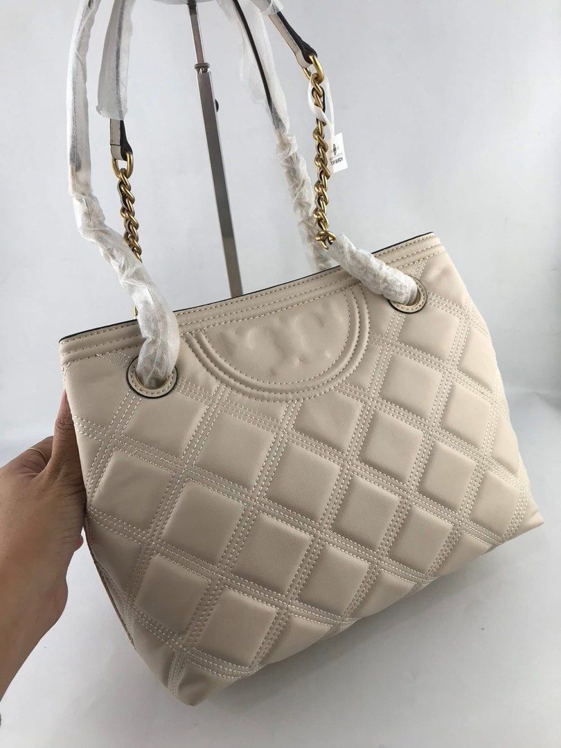 Tory Burch Soft Flemming Tote (Category: Shoulder Bags) located in Binan City. Submitted by pinkykeenshop (Listing ID 1468286890, Image 2). Description: .