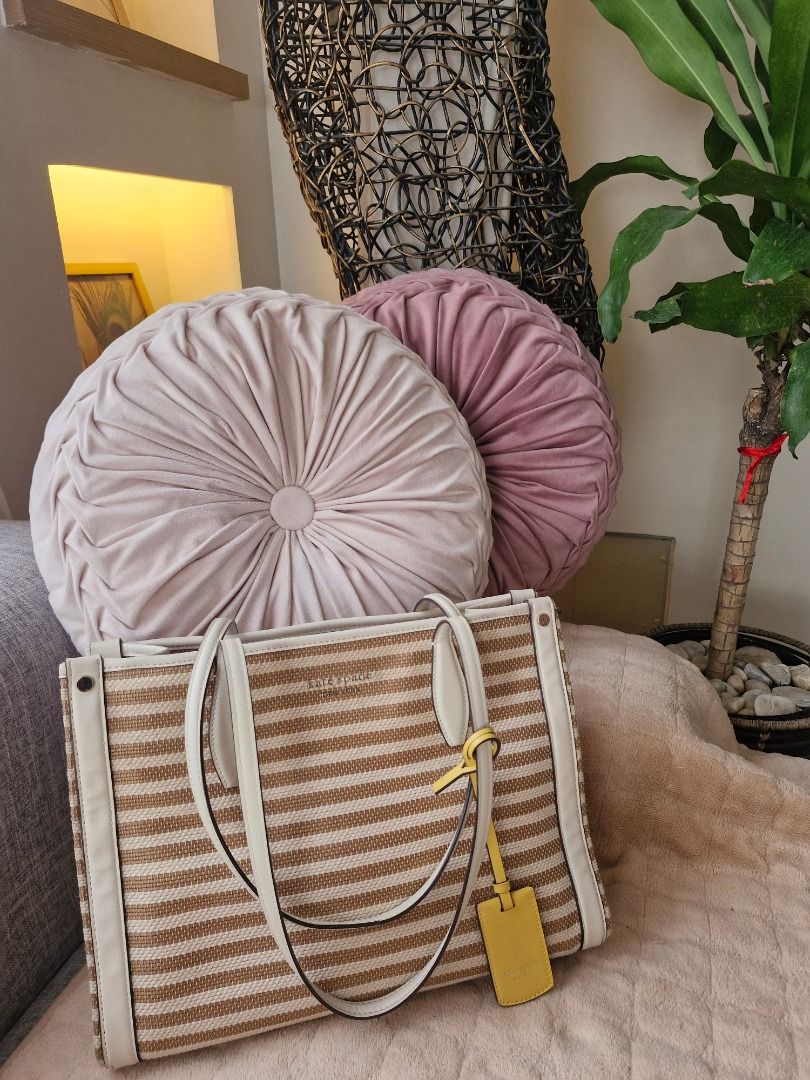 Tote bags (Category: Luxury Bags & Wallets) located in Caloocan City. Submitted by mycloset525clotheshoppe (Listing ID 1468289998, Image 1). Description: Presonal.pre poved kate spade tote from japan.