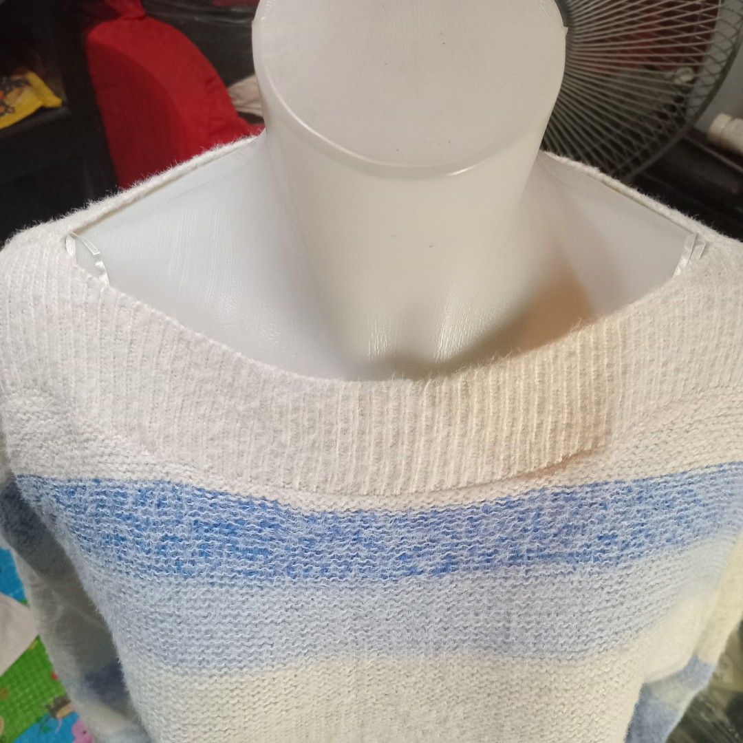 Tritone pull up sweater (Category: Coats, Jackets and Outerwear) located in Angono. Submitted by thrifted.fashionshop (Listing ID 1468442962, Image 3). Description: Fit - medium *knitted <COLORS MAY VARY DUE TO LIGHTING> MOD : Gcash only COURIER : Jnt / Lalamove.