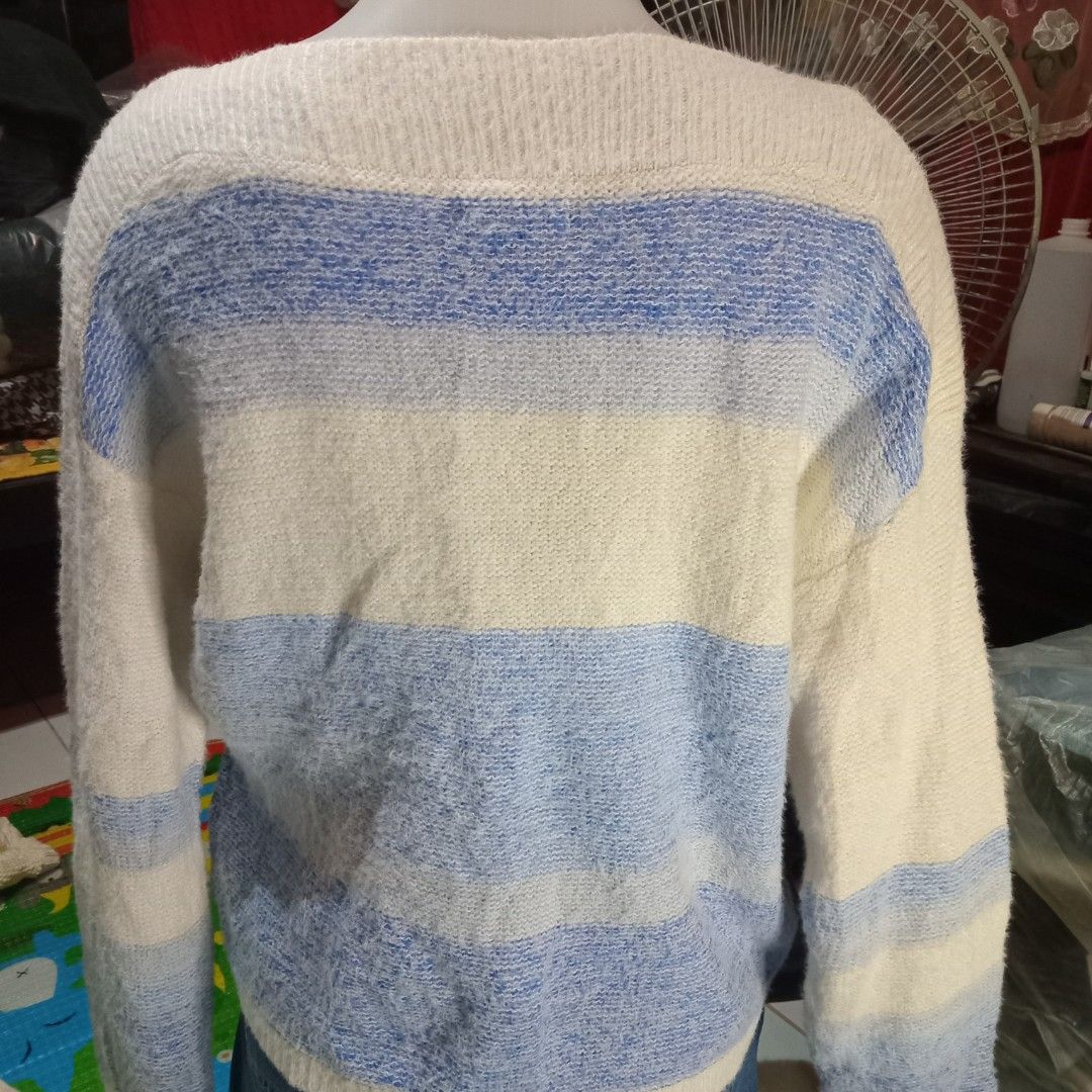 Tritone pull up sweater (Category: Coats, Jackets and Outerwear) located in Angono. Submitted by thrifted.fashionshop (Listing ID 1468442962, Image 2). Description: Fit - medium *knitted <COLORS MAY VARY DUE TO LIGHTING> MOD : Gcash only COURIER : Jnt / Lalamove.
