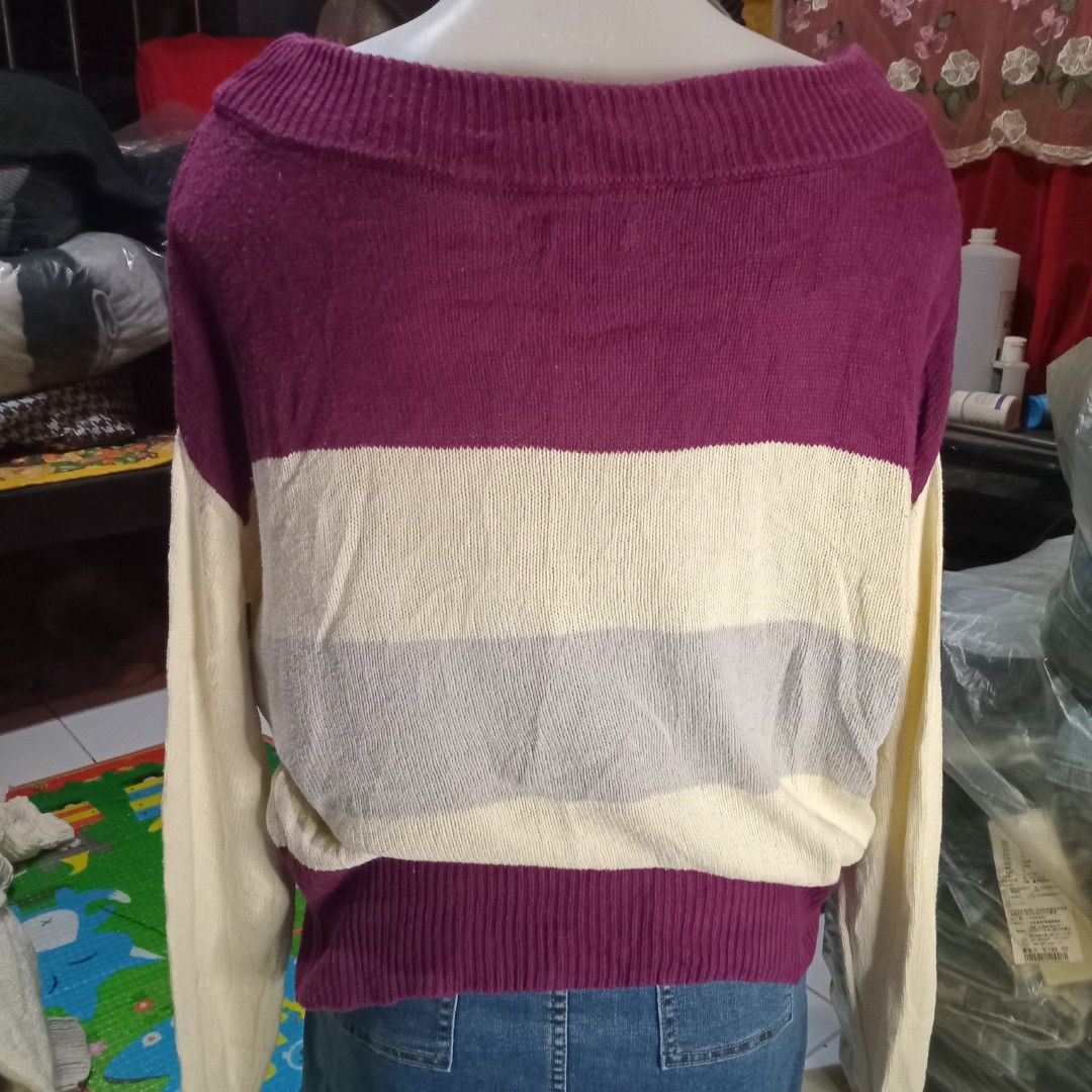 Tritone pull up sweater (Category: Coats, Jackets and Outerwear) located in Angono. Submitted by thrifted.fashionshop (Listing ID 1468446370, Image 2). Description: Fit - medium *knitted <COLORS MAY VARY DUE TO LIGHTING> MOD : Gcash only COURIER : Jnt / Lalamove.