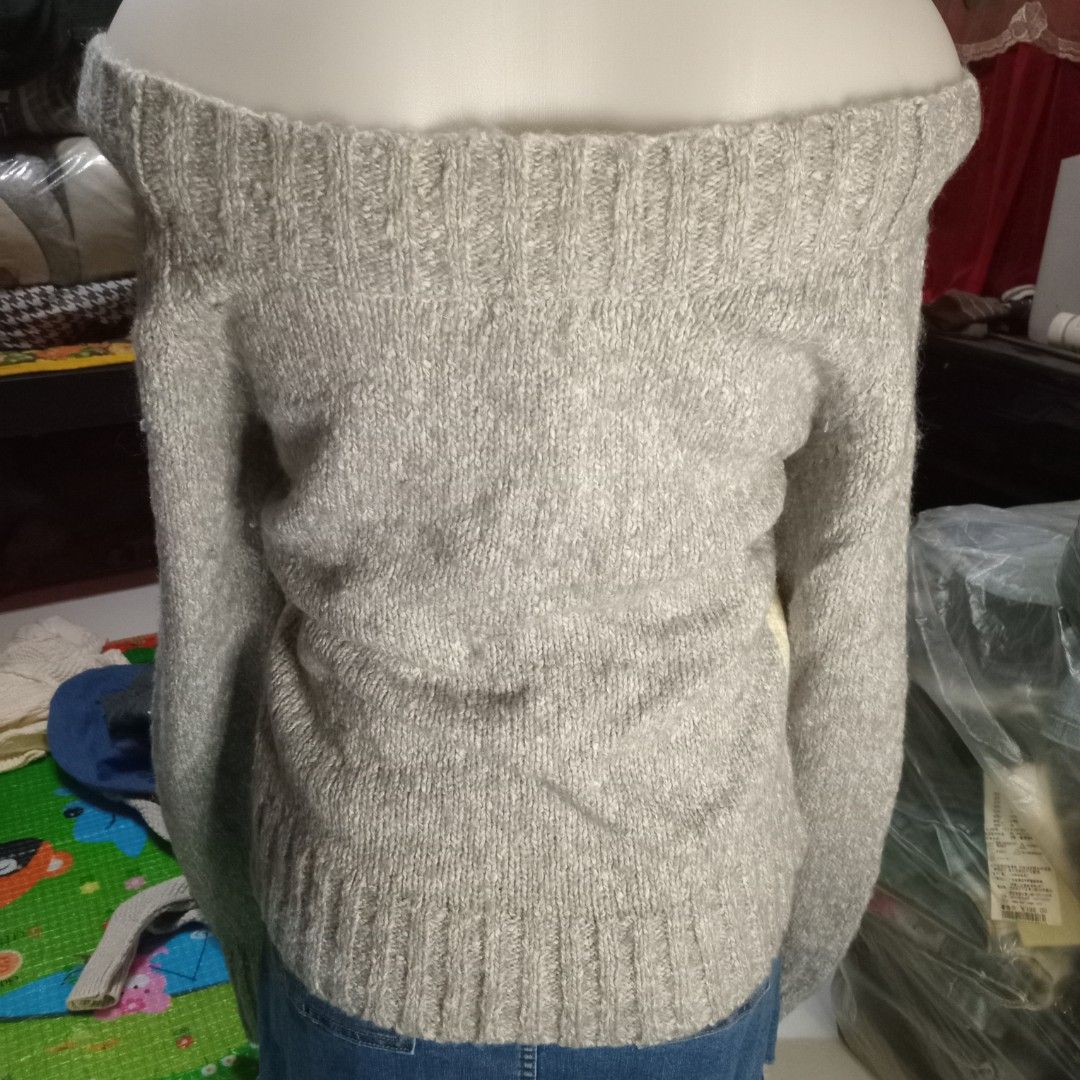 Off shoulder pull up sweater (Category: Coats, Jackets and Outerwear) located in Angono. Submitted by thrifted.fashionshop (Listing ID 1468451071, Image 3). Description: Fit - medium *knitted <COLORS MAY VARY DUE TO LIGHTING> MOD : Gcash only COURIER : Jnt / Lalamove REMINDER : Shipping fee ay hindi kasama sa presyo ng item.