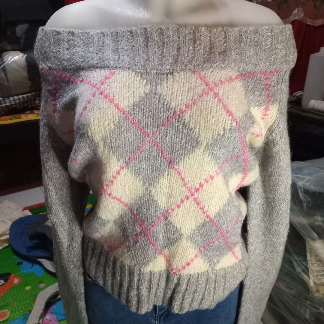 Off shoulder pull up sweater (Category: Coats, Jackets and Outerwear) located in Angono. Submitted by thrifted.fashionshop (Listing ID 1468451071, Image 1). Description: Fit - medium *knitted <COLORS MAY VARY DUE TO LIGHTING> MOD : Gcash only COURIER : Jnt / Lalamove REMINDER : Shipping fee ay hindi kasama sa presyo ng item.