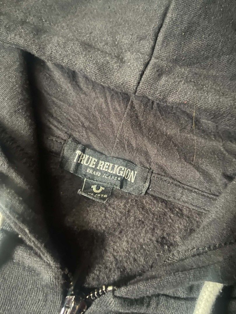 True Religion Core Zip Hoodie Black XL (Category: Hoodies) located in Gumaca. Submitted by makuliti (Listing ID 1468307635, Image 3). Description: - Brand: True Religion - Style: Zip-up hoodie - Color: Black - Size: XL - Material: Thick cotton blend - Details: Front pockets, drawstring hood, signature horseshoe logo on chest, full metal zipper with branded pull tab - Condition: Great, clean condition overall - Perfect daily wear staple piece.