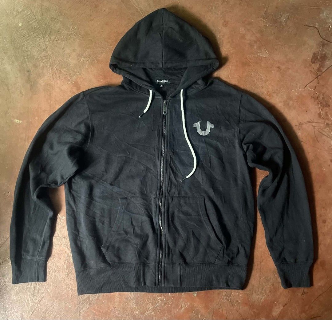 True Religion Core Zip Hoodie Black XL (Category: Hoodies) located in Gumaca. Submitted by makuliti (Listing ID 1468307635, Image 1). Description: - Brand: True Religion - Style: Zip-up hoodie - Color: Black - Size: XL - Material: Thick cotton blend - Details: Front pockets, drawstring hood, signature horseshoe logo on chest, full metal zipper with branded pull tab - Condition: Great, clean condition overall - Perfect daily wear staple piece.