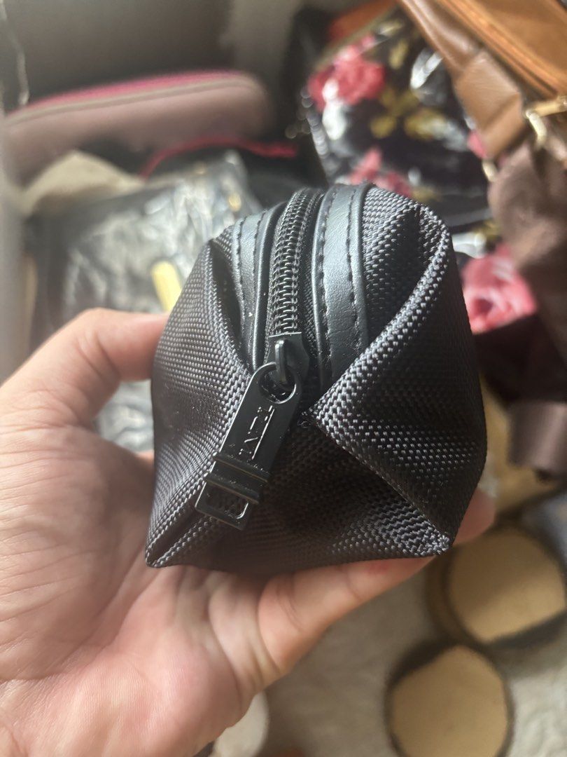 Tumi Pouch (Category: Belt bags, Clutches and Pouches) located in Cavite. Submitted by owsssss (Listing ID 1468310642, Image 2). Description: .