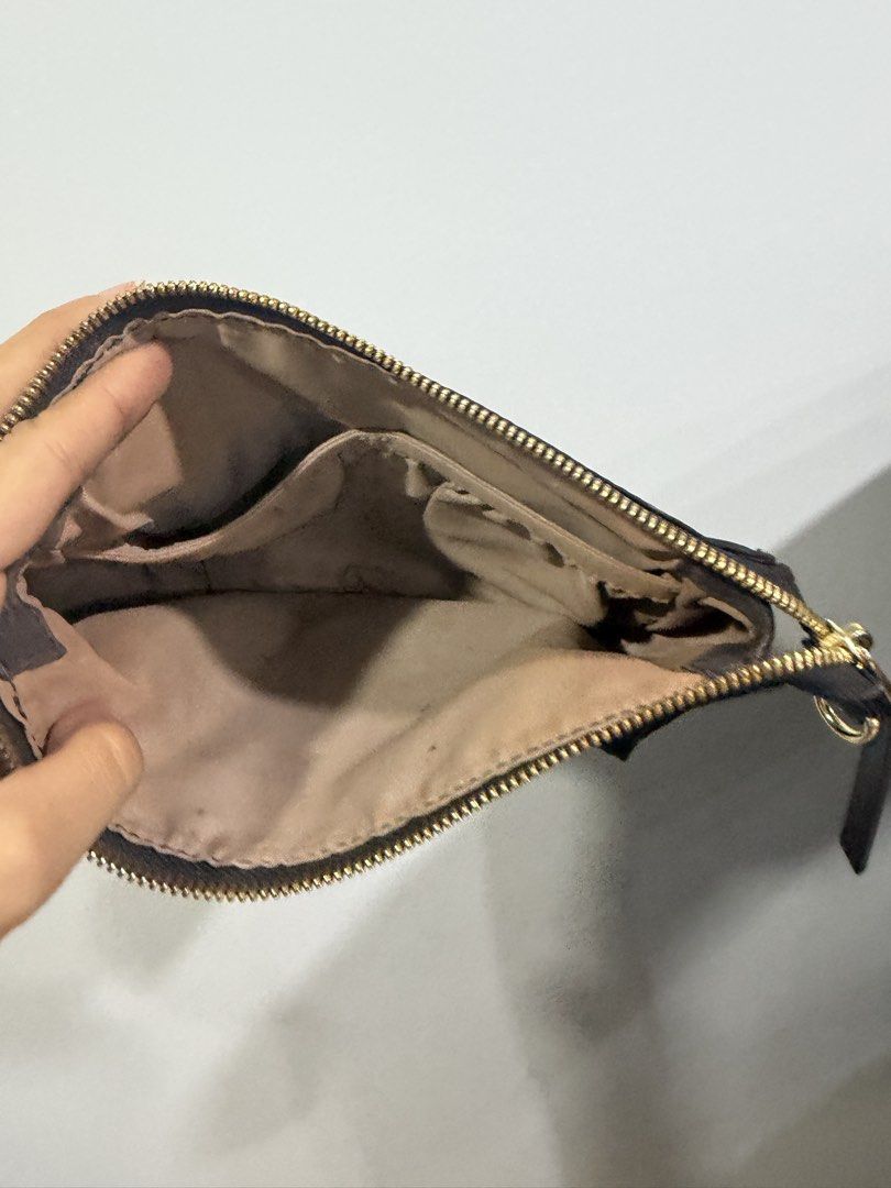 Tumi pouch (Category: Purses & Pouches) located in Quezon City. Submitted by destashingmycloset (Listing ID 1468327767, Image 3). Description: .