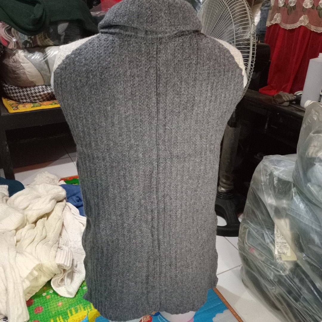 Twotone turtle neck sleeveless (Category: Sleeveless) located in Angono. Submitted by thrifted.fashionshop (Listing ID 1468461311, Image 3). Description: Fit - medium *twotone color *turtle neck *sleeveless <COLORS MAY VARY DUE TO LIGHTING> MOP : Gcash only COURIER : Jnt / Lalamove REMINDER : Shipping fee ay hindi kasama sa presyo ng item.