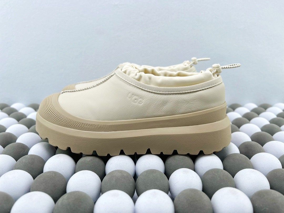 UGG (Category: Boots) located in Singapore. Submitted by outlets_ (Listing ID 1468347728, Image 3). Description: 🆕Brand new, unused, original packaging 📦【Free Shipping, Delivery in 6-9 Days】 👜 Guaranteed Quality, Cash on Delivery Available 👜 Real Product Photos, What You See Is What You Get.