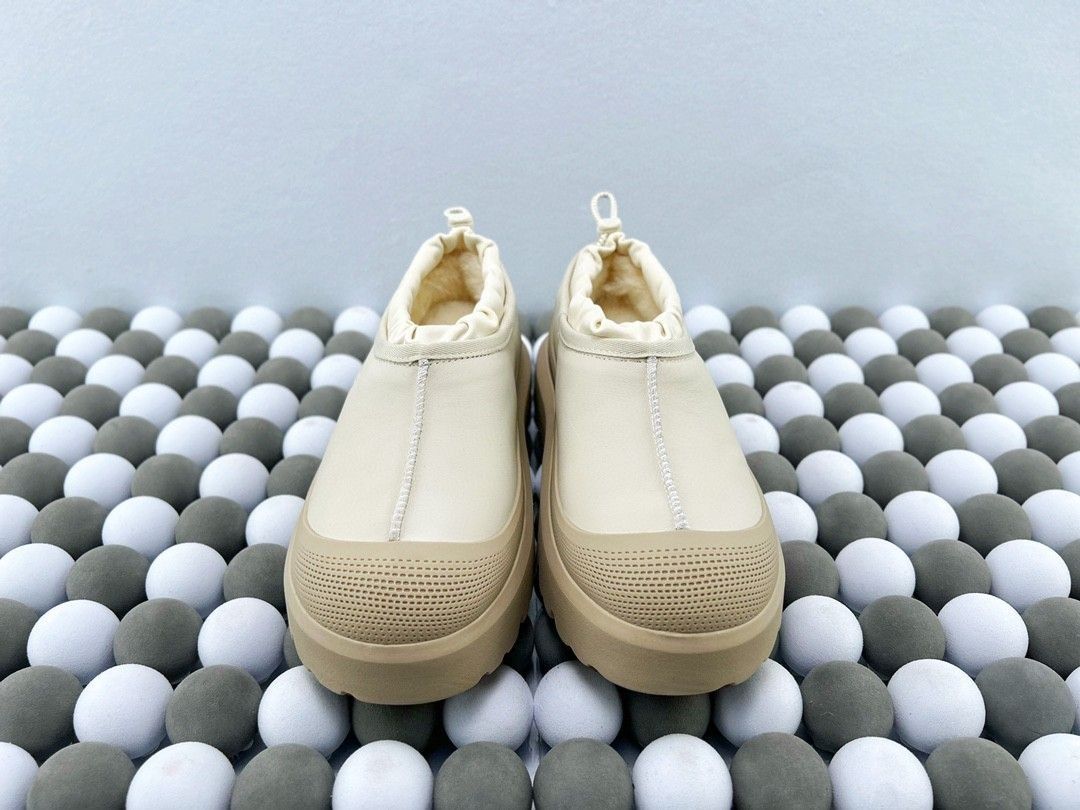 UGG (Category: Boots) located in Singapore. Submitted by outlets_ (Listing ID 1468347728, Image 4). Description: 🆕Brand new, unused, original packaging 📦【Free Shipping, Delivery in 6-9 Days】 👜 Guaranteed Quality, Cash on Delivery Available 👜 Real Product Photos, What You See Is What You Get.