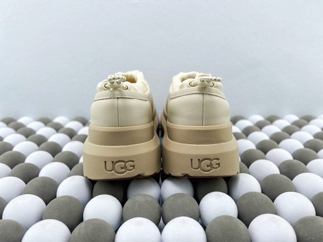 UGG (Category: Boots) located in Singapore. Submitted by outlets_ (Listing ID 1468347728, Image 5). Description: 🆕Brand new, unused, original packaging 📦【Free Shipping, Delivery in 6-9 Days】 👜 Guaranteed Quality, Cash on Delivery Available 👜 Real Product Photos, What You See Is What You Get.