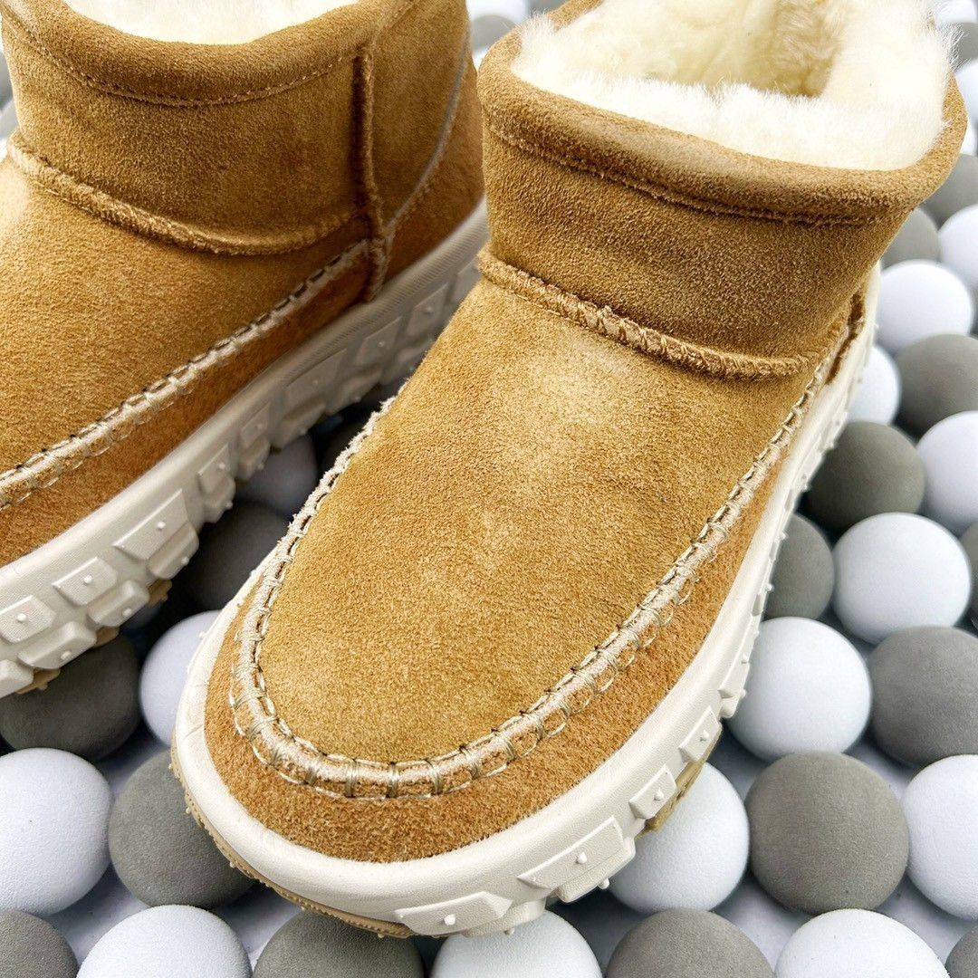 ugg (Category: Boots) located in Singapore. Submitted by outlets_ (Listing ID 1468348605, Image 7). Description: 🆕Brand new, unused, original packaging 📦【Free Shipping, Delivery in 6-9 Days】 👜 Guaranteed Quality, Cash on Delivery Available 👜 Real Product Photos, What You See Is What You Get.