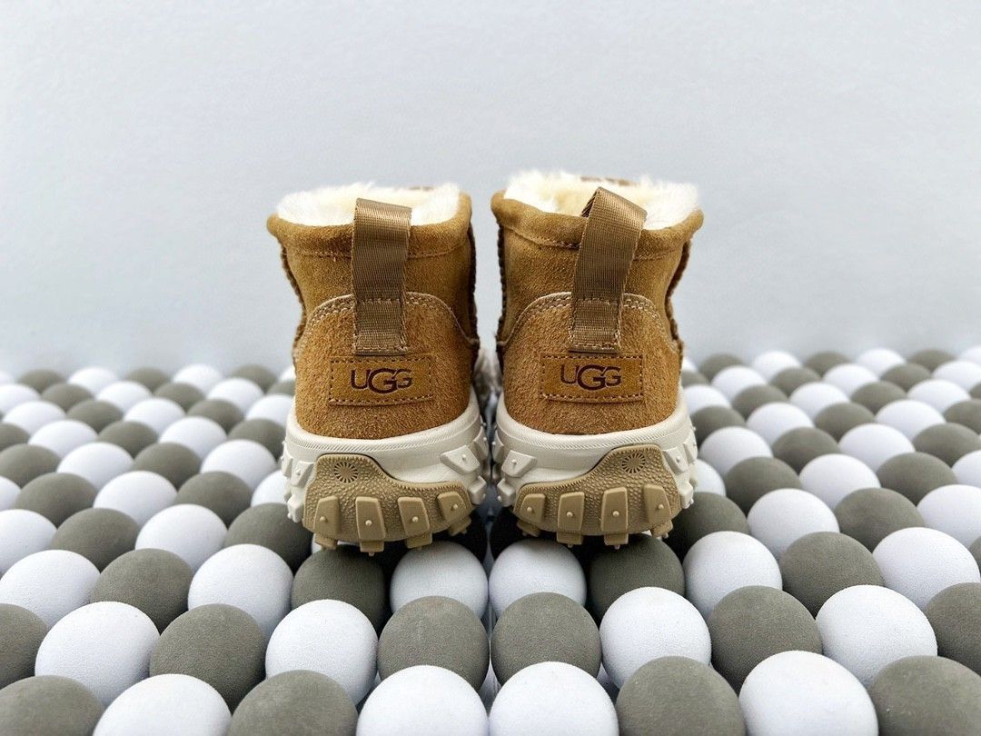 ugg (Category: Boots) located in Singapore. Submitted by outlets_ (Listing ID 1468348605, Image 5). Description: 🆕Brand new, unused, original packaging 📦【Free Shipping, Delivery in 6-9 Days】 👜 Guaranteed Quality, Cash on Delivery Available 👜 Real Product Photos, What You See Is What You Get.