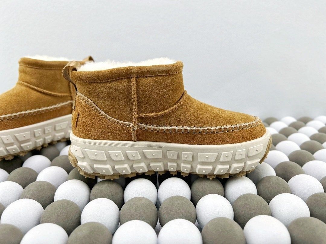 ugg (Category: Boots) located in Singapore. Submitted by outlets_ (Listing ID 1468348605, Image 6). Description: 🆕Brand new, unused, original packaging 📦【Free Shipping, Delivery in 6-9 Days】 👜 Guaranteed Quality, Cash on Delivery Available 👜 Real Product Photos, What You See Is What You Get.