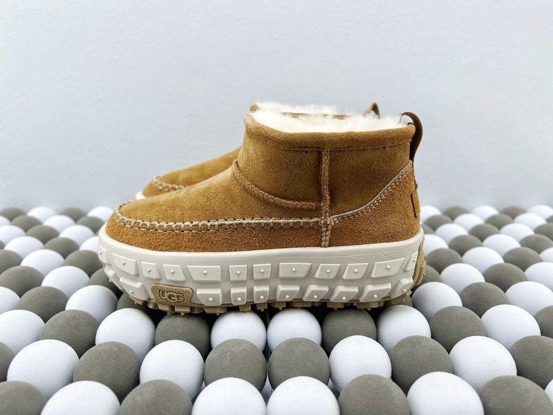 ugg (Category: Boots) located in Singapore. Submitted by outlets_ (Listing ID 1468348605, Image 4). Description: 🆕Brand new, unused, original packaging 📦【Free Shipping, Delivery in 6-9 Days】 👜 Guaranteed Quality, Cash on Delivery Available 👜 Real Product Photos, What You See Is What You Get.