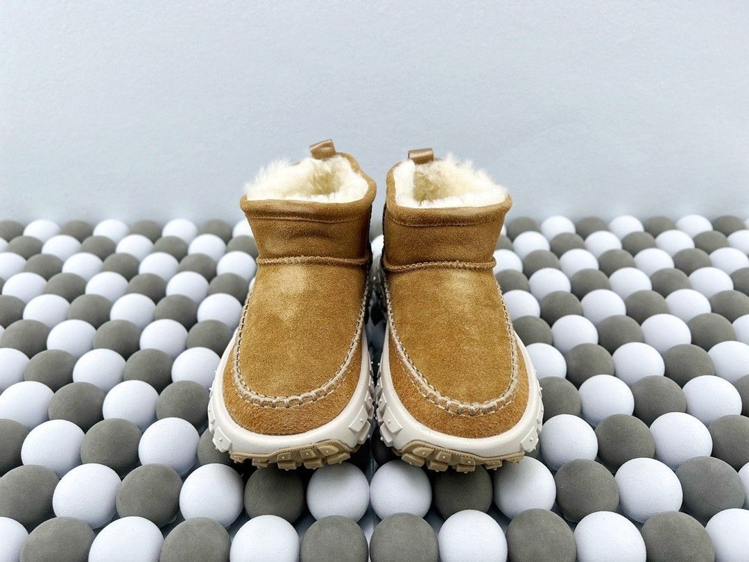 ugg (Category: Boots) located in Singapore. Submitted by outlets_ (Listing ID 1468348605, Image 3). Description: 🆕Brand new, unused, original packaging 📦【Free Shipping, Delivery in 6-9 Days】 👜 Guaranteed Quality, Cash on Delivery Available 👜 Real Product Photos, What You See Is What You Get.