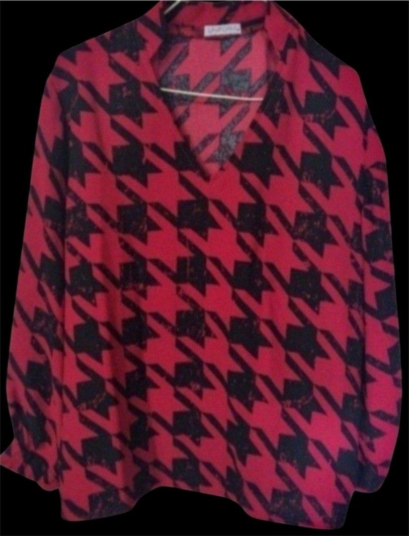 UNIFORM Red and Black Houndstooth Long Sleeve Blouse (Category: Blouses) located in Quezon City. Submitted by kcobs (Listing ID 1468400589, Image 1). Description: - Brand: Uniform - fits medium best - Design: Red and black houndstooth print - Neckline: V-neck with trendy crossover collar detail - Sleeves: Long sleeves - Fabric: Lightweight and comfortable - Style: Versatile for casual wear or dressing up.