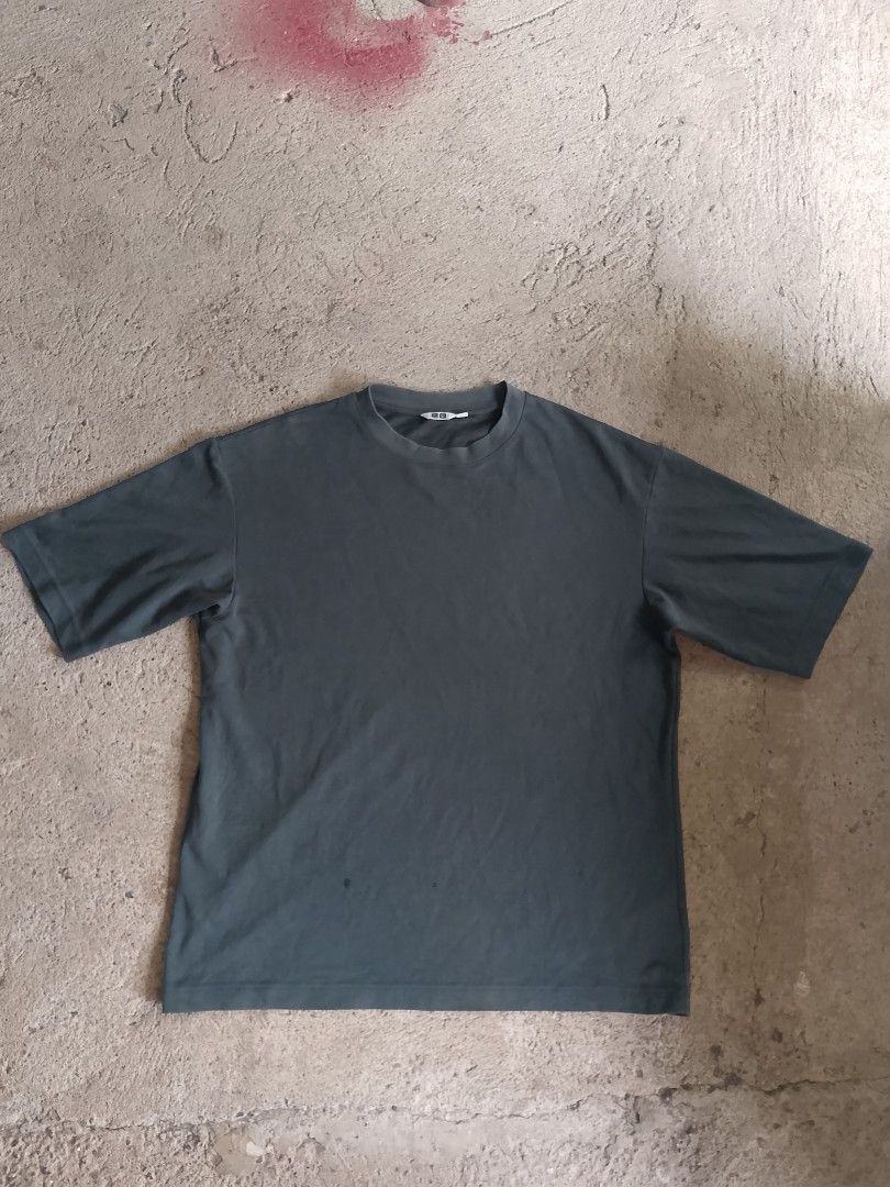 Uniqlo airism (Category: Tshirts & Polo Shirts ) located in Manila. Submitted by thereal_jeysiii0225 (Listing ID 1468377419, Image 1). Description: .