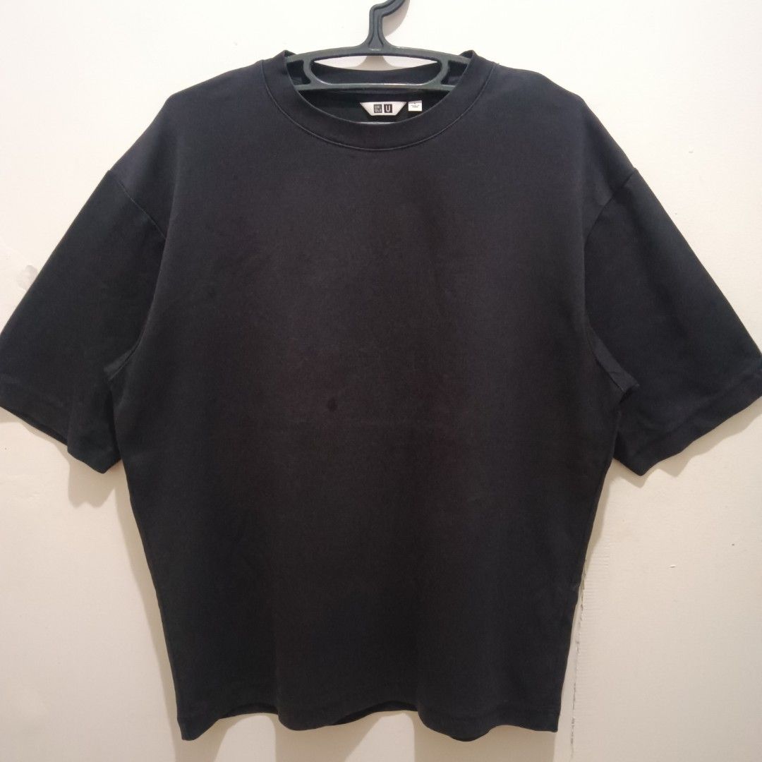 UNIQLO AIRISM Black Large (Category: Tshirts & Polo Shirts ) located in Caloocan City. Submitted by jaychingsss (Listing ID 1468395633, Image 1). Description: Uniqlo Airism - 150 22x27 Color Rate: 9/10 Complete Tags NEED WASH.