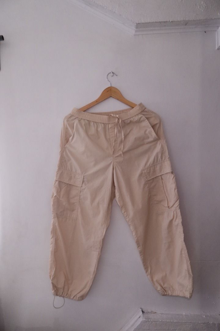 Uniqlo Beige Cargo Pants Size S (Category: Trousers) located in Manila. Submitted by imama23 (Listing ID 1468344662, Image 1). Description: - Brand: Uniqlo - Color: Beige - Size: S (Fits waist 60-66cm, Hips 85-91cm) - Material: 75% cotton, 25% nylon body; 80% polyester, 20% cotton pocket lining - Features: Elastic waistband with drawstring, side cargo pockets, and adjustable hem cinches - Condition: 8.5/10 Location: Manila 📦 SHIPPING • Full paym