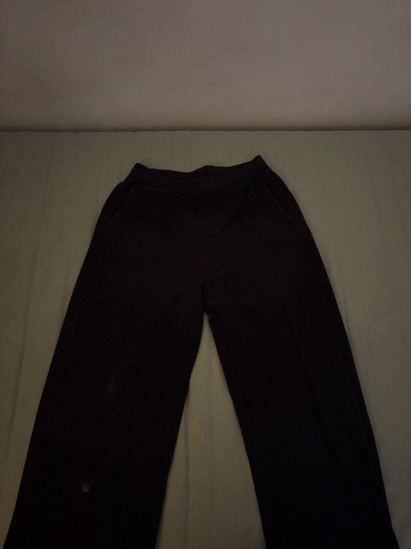 Uniqlo Black Track Pants Size M (Category: Activewear) located in Manila. Submitted by silverjubilee (Listing ID 1468334939, Image 1). Description: - Brand: Uniqlo - Color: Black - Size: M - Material: Comfortable cotton blend with spandex and rayon - Features: Elastic waistband and practical side pockets - Fit: Regular fit, ideal for everyday casual wear - Origin: Made in China - Styling: Easy to match with any basic t-shirt or hoodie.