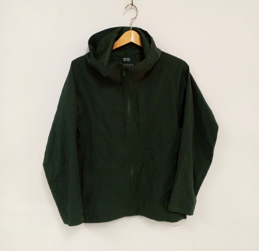 Uniqlo Blocktech Parka Green (Category: Coats, Jackets and Outerwear) located in Mabalacat. Submitted by cjpacleb (Listing ID 1468318819, Image 2). Description: BLOCKTECH Parka Small on tag Sleeve length 27 in Length 25 in Width 17 in Excellent condition Pampanga pwede po VC for proof of Legitimacy Via J&T.