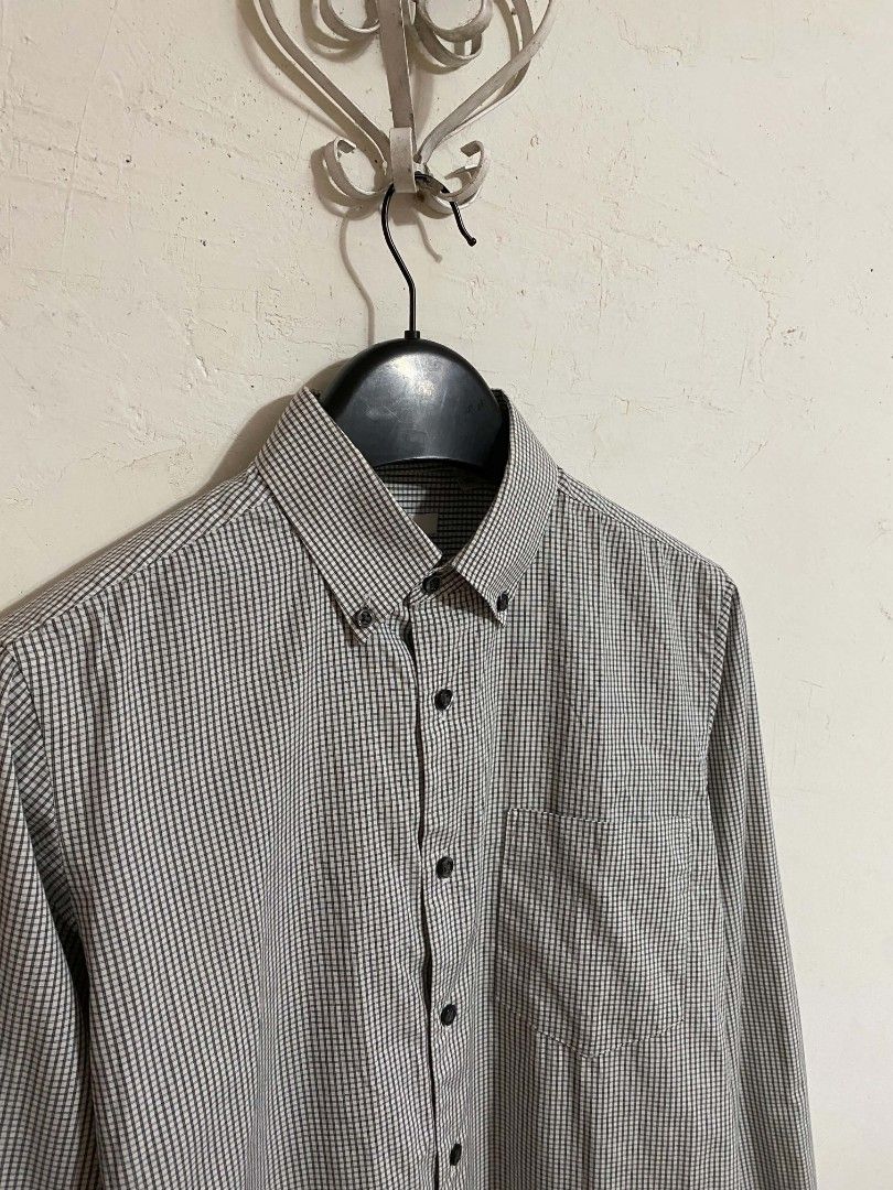 UNIQLO CHECKERED OXFORD BUTTON DOWN (Category: Formal Shirts) located in Quezon City. Submitted by thriftwithtian.ph (Listing ID 1468374653, Image 2). Description: UNIQLO CHECKERED OXFORD BUTTON DOWN SIZE: SMALL 18X27 AS NEW CONDITION NO ISSUE.