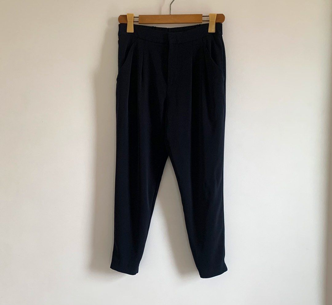 UNIQLO Drape Pants (Category: Other Bottoms) located in Paranaque City. Submitted by famsale2016 (Listing ID 1468499889, Image 2). Description: Size S on tag but can for M to semi L super stretchable/Soft garterized.