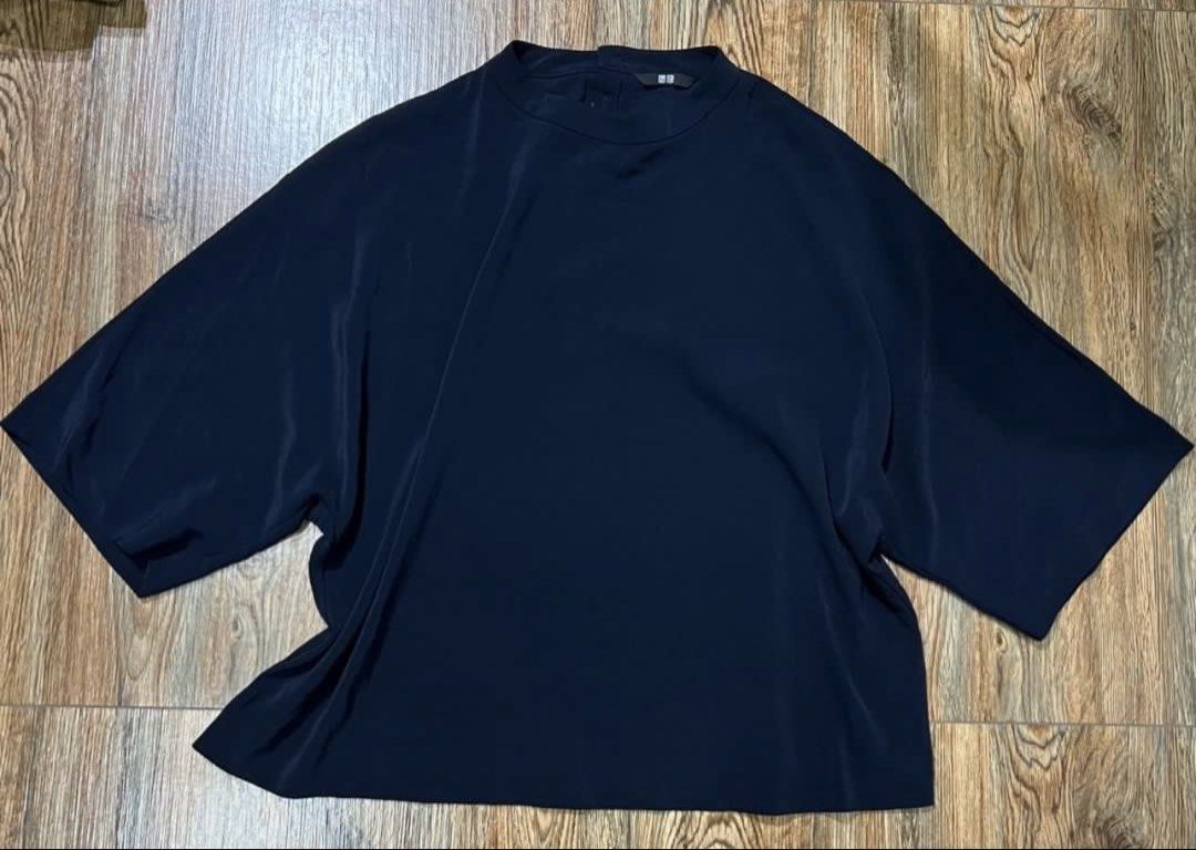 UNIQLO drape top (Category: Blouses) located in San Jose del Monte. Submitted by senorita_wella (Listing ID 1468313306, Image 3). Description: .