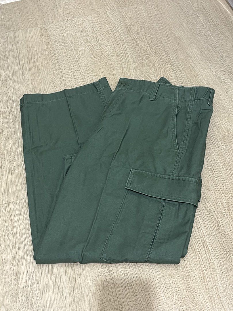 Uniqlo Green Cargo Pants (Category: Jeans) located in Cavite. Submitted by prlvdbydn (Listing ID 1468310706, Image 2). Description: - preloved item - bought this in japan rfs: decluttering.