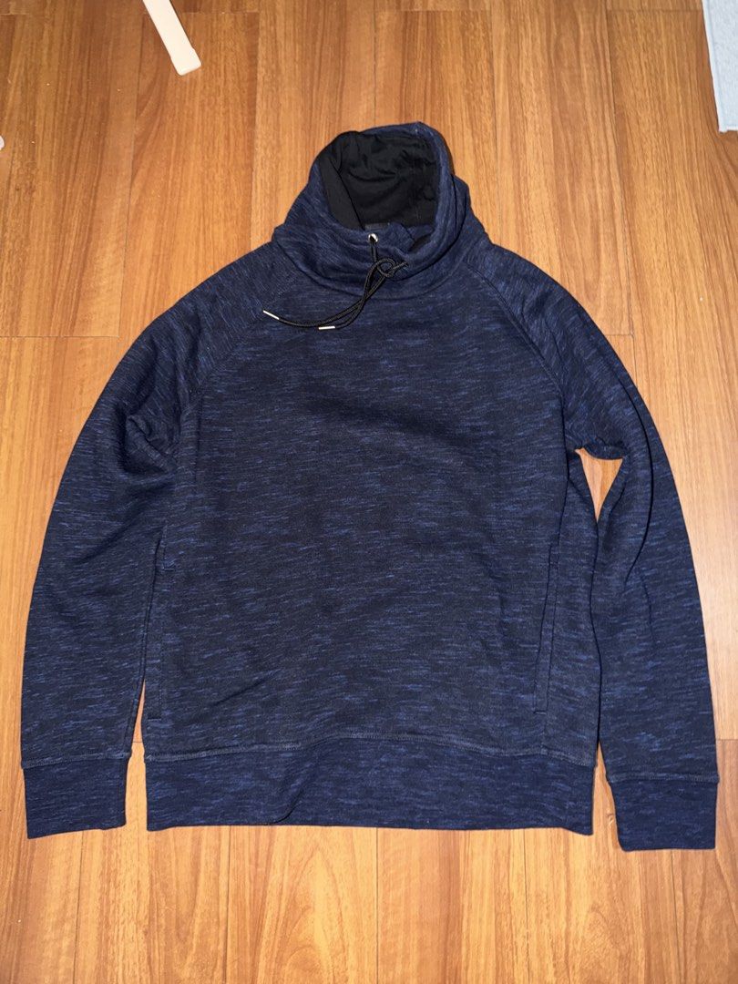 Uniqlo Hoodie (Category: Coats, Jackets and Outerwear) located in Taguig. Submitted by shop.alybuzon (Listing ID 1468327245, Image 1). Description: MOP: Gcash (Payment before ship/delivery) Courier: Same day — Lalamove/Grab J&T Express.