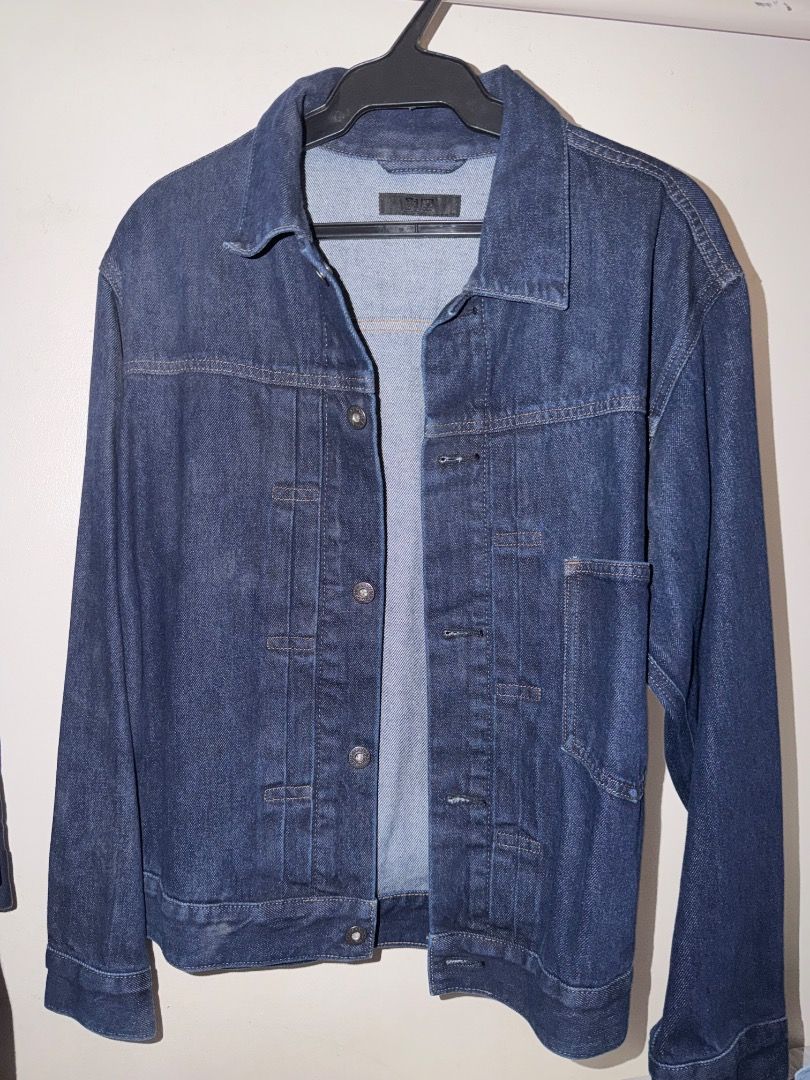 Uniqlo Navy Denim Trucker Jacket (Category: Coats, Jackets and Outerwear) located in Caloocan City. Submitted by seanesguerra4 (Listing ID 1468377824, Image 1). Description: Taft Manila.