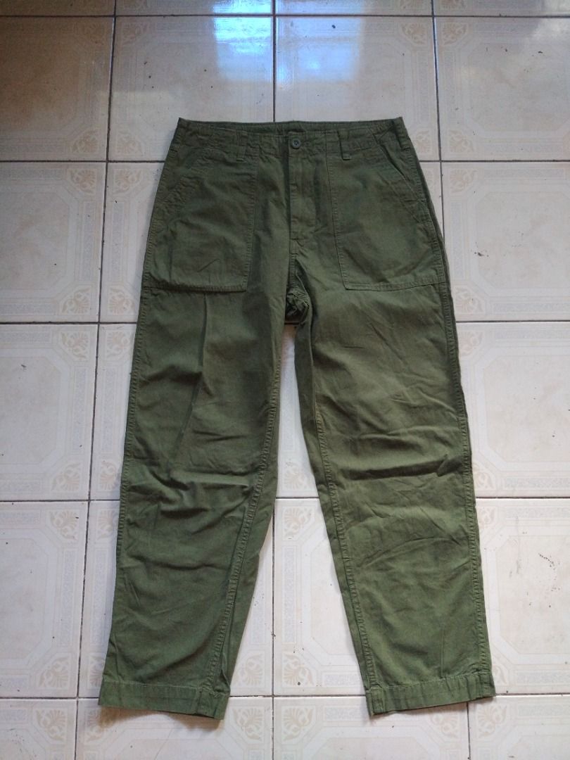 Uniqlo OD Baker Pant 32 actual (Category: Trousers) located in Pasay City. Submitted by denimdude.ph (Listing ID 1468344751, Image 1). Description: fade at thigh area, last pic.