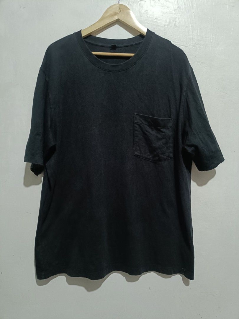 UNIQLO Oversized Pocket Tshirt (Category: Tshirts & Polo Shirts ) located in Las Pinas. Submitted by william_thrift_2023 (Listing ID 1468404789, Image 1). Description: UNIQLO Oversized Pocket Tee Crewneck (AUTHENTIC) Size XL Good Condition L 30 x 23.5 W 8/10 Color Rate Issue White Stain nasa last Pic ₱250 💵 DM ME 📩📩 Laspiñas/Greenhills Loc 📍.