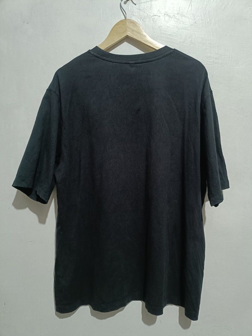 UNIQLO Oversized Pocket Tshirt (Category: Tshirts & Polo Shirts ) located in Las Pinas. Submitted by william_thrift_2023 (Listing ID 1468404789, Image 2). Description: UNIQLO Oversized Pocket Tee Crewneck (AUTHENTIC) Size XL Good Condition L 30 x 23.5 W 8/10 Color Rate Issue White Stain nasa last Pic ₱250 💵 DM ME 📩📩 Laspiñas/Greenhills Loc 📍.