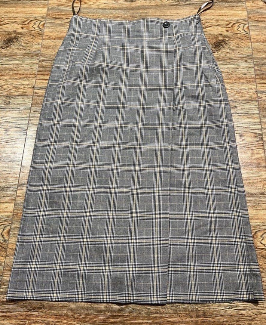 UNIQLO plaid skirt (Category: Skirts) located in San Jose del Monte. Submitted by senorita_wella (Listing ID 1468314221, Image 2). Description: .