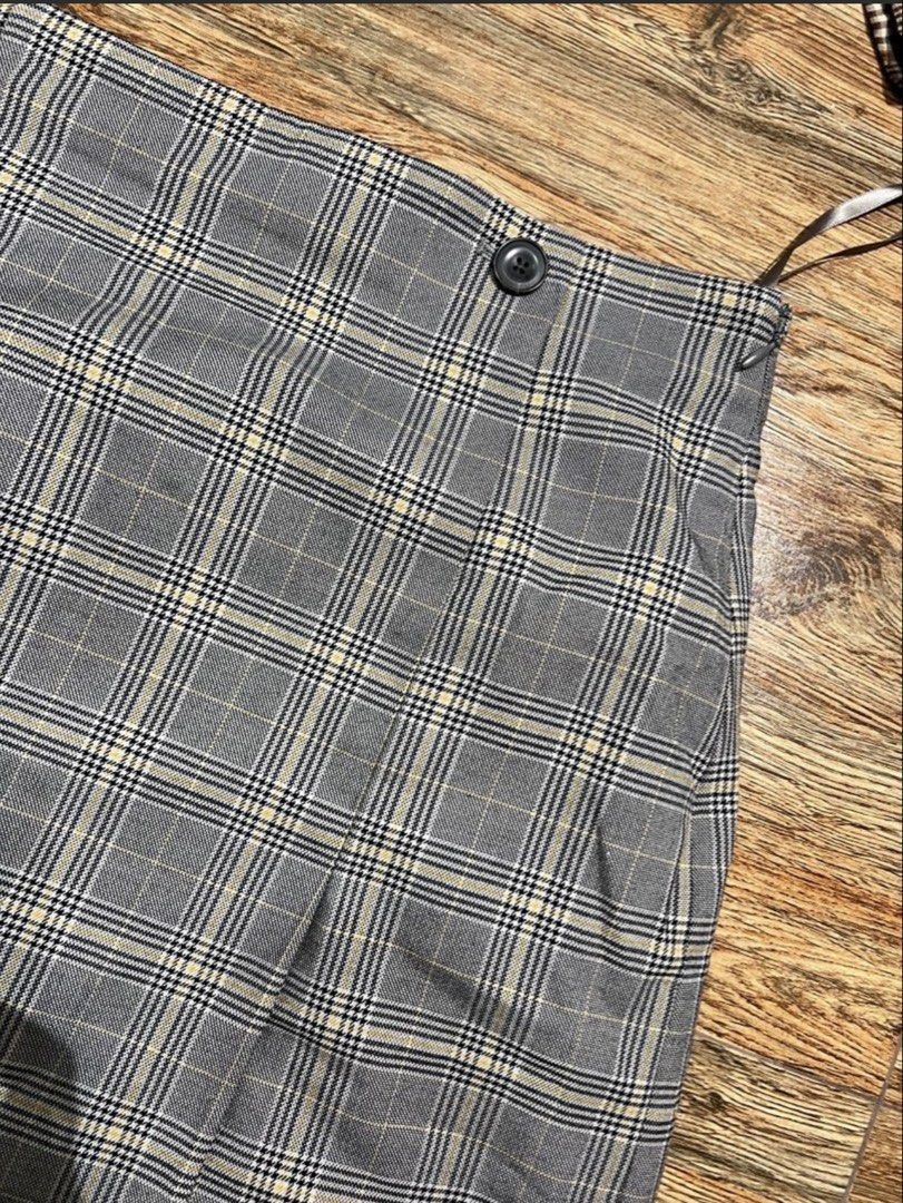 UNIQLO plaid skirt (Category: Skirts) located in San Jose del Monte. Submitted by senorita_wella (Listing ID 1468314221, Image 3). Description: .