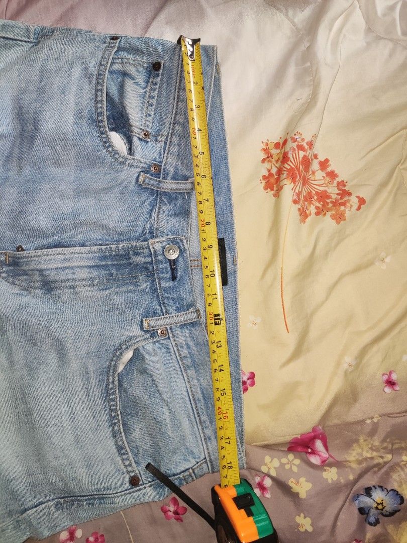 Uniqlo Regular straight (Category: Jeans) located in Quezon City. Submitted by liensar (Listing ID 1468499142, Image 3). Description: Uniqlo straight jeans - light blue P600+SF W36 L38-39 H8 Rfs: di na kasya, halos bago pa. Loc.: QC.
