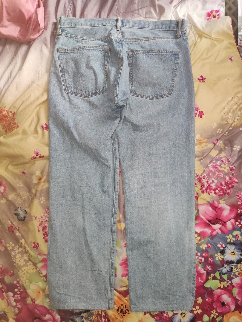 Uniqlo Regular straight (Category: Jeans) located in Quezon City. Submitted by liensar (Listing ID 1468499142, Image 2). Description: Uniqlo straight jeans - light blue P600+SF W36 L38-39 H8 Rfs: di na kasya, halos bago pa. Loc.: QC.