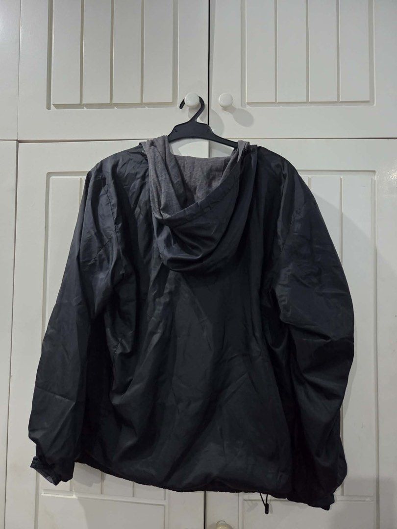 Uniqlo reversible raincoat (Category: Coats, Jackets and Outerwear) located in Muntinlupa City. Submitted by booterin0 (Listing ID 1468354615, Image 2). Description: Authentic Uniqlo reversible jacket — versatile Size: XL (men’s) Condition: good condition Price: ₱700 (negotiable + can bundle with other items) RFS: decluttering Payment via GCash or bank transfer. Delivery shouldered by buyer 💌 Message me if interested!.