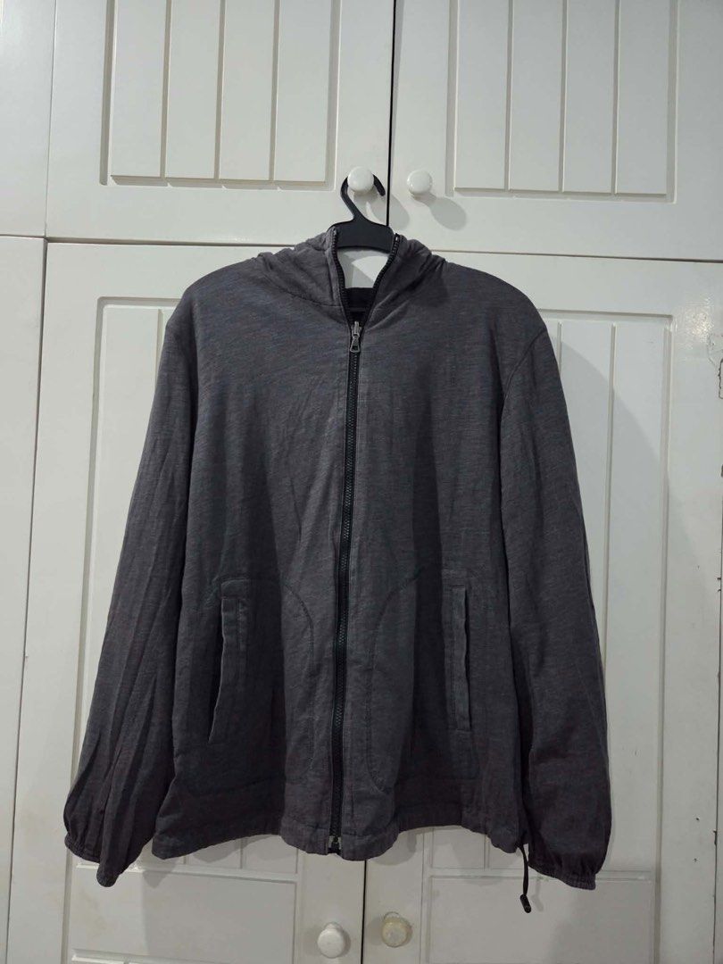 Uniqlo reversible raincoat (Category: Coats, Jackets and Outerwear) located in Muntinlupa City. Submitted by booterin0 (Listing ID 1468354615, Image 3). Description: Authentic Uniqlo reversible jacket — versatile Size: XL (men’s) Condition: good condition Price: ₱700 (negotiable + can bundle with other items) RFS: decluttering Payment via GCash or bank transfer. Delivery shouldered by buyer 💌 Message me if interested!.