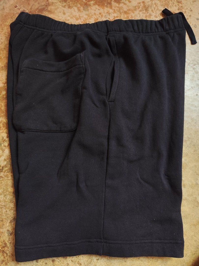 Uniqlo sweatshort (Category: Shorts) located in Kabacan. Submitted by thriftpingts (Listing ID 1468314022, Image 3). Description: Uniqlo sweatshort (L on tag Condition: 10/10 Color rate : 10/10 Waist: 30-33 Length: 18 Hem: 12 Washtags: ✅ Issue: X.