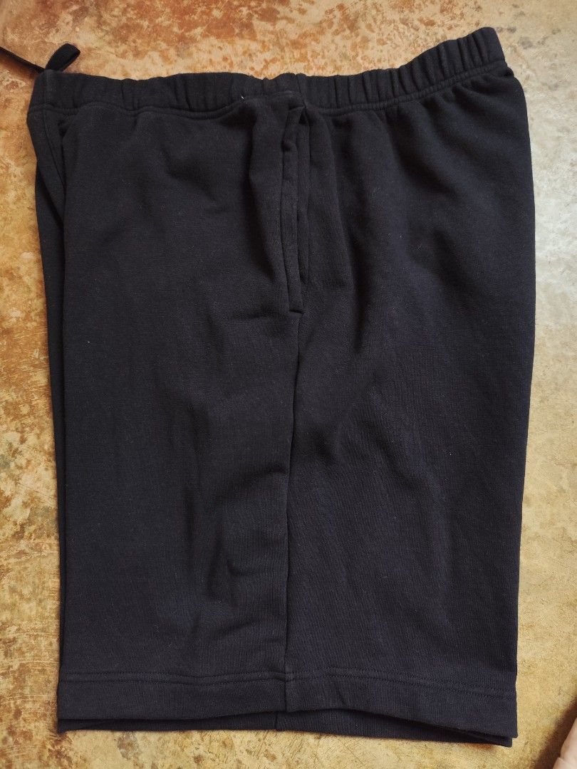 Uniqlo sweatshort (Category: Shorts) located in Kabacan. Submitted by thriftpingts (Listing ID 1468314022, Image 2). Description: Uniqlo sweatshort (L on tag Condition: 10/10 Color rate : 10/10 Waist: 30-33 Length: 18 Hem: 12 Washtags: ✅ Issue: X.