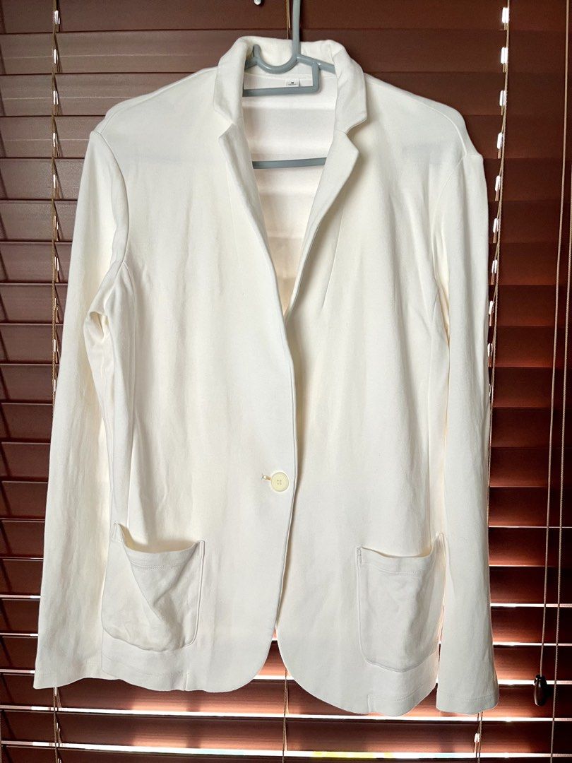UNIQLO White Blazer Size M (Category: Coats, Jackets and Outerwear) located in Paranaque City. Submitted by tingar08 (Listing ID 1468302785, Image 1). Description: - Brand: UNIQLO - Size: Medium (M) - Color: off white - Closure: Single button at the front - Pockets: Front patch pockets - Material: Rayon, cotton, and polyurethane blend - Style: Versatile and easy to match for work .