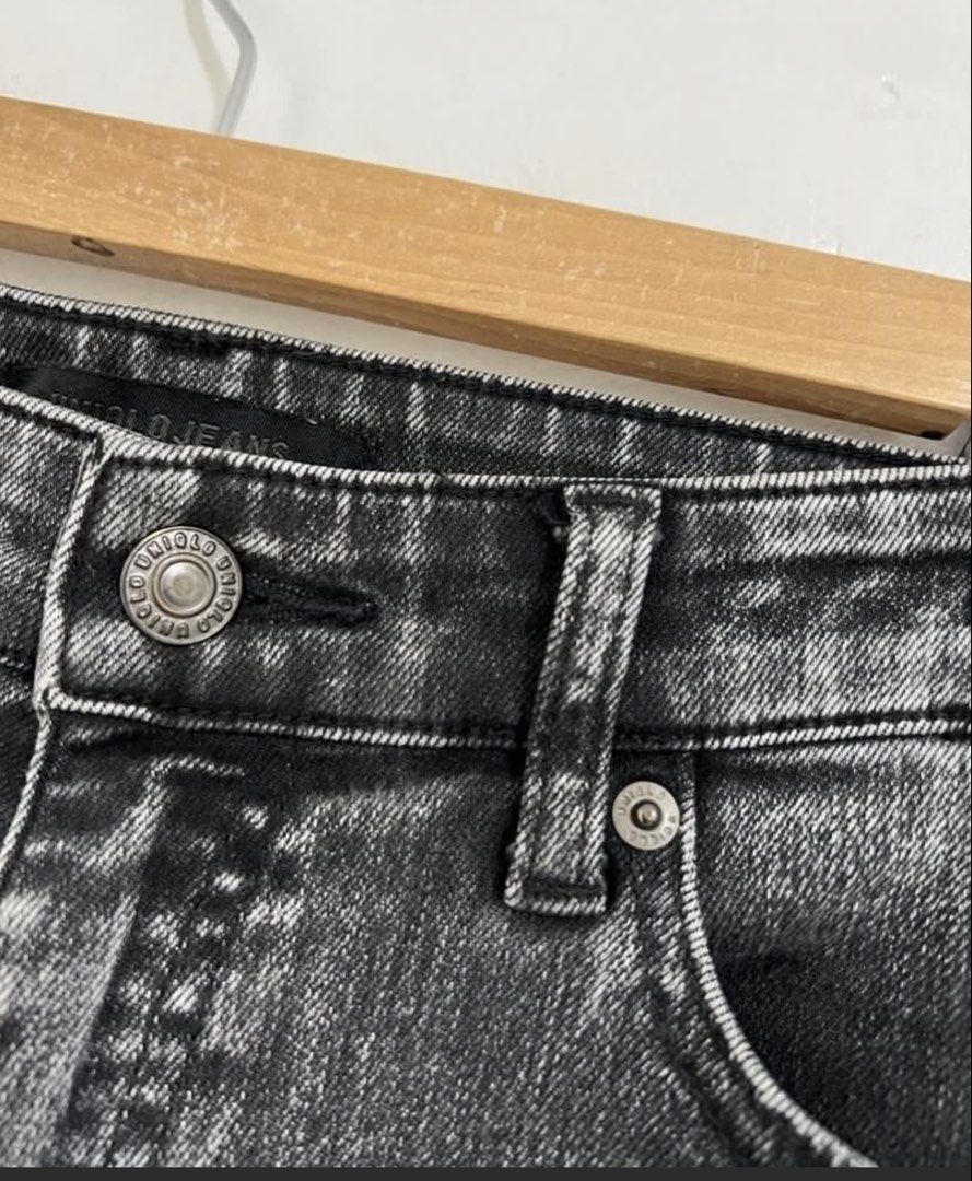 UNIQLO wide crop jeans (Category: Jeans) located in San Jose del Monte. Submitted by senorita_wella (Listing ID 1468357093, Image 2). Description: .