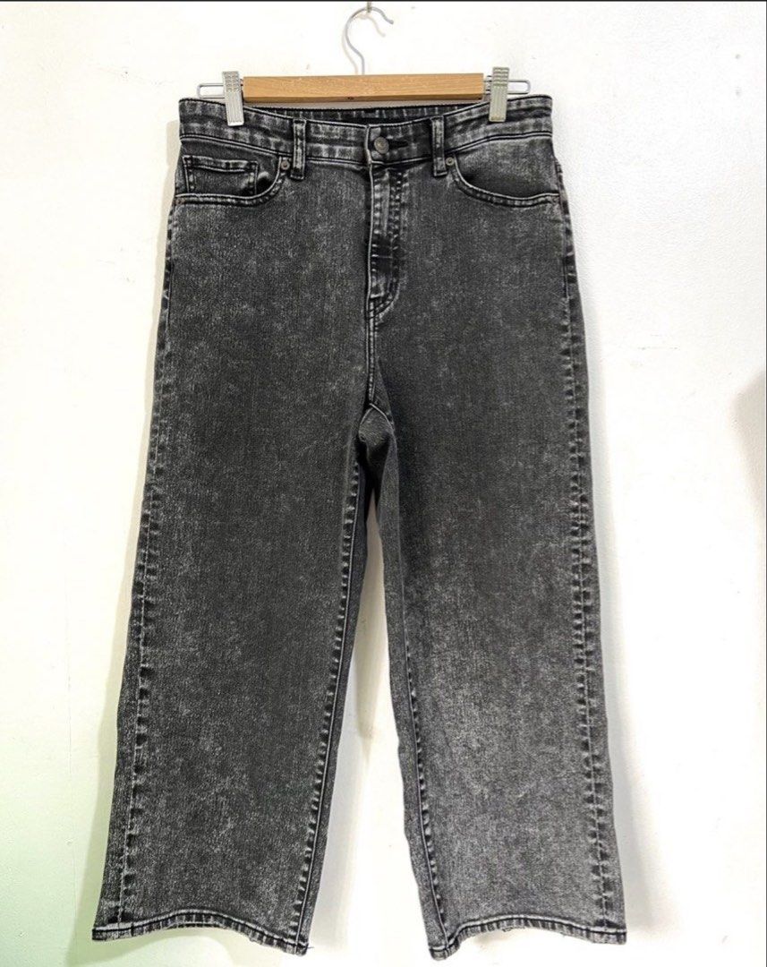 UNIQLO wide crop jeans (Category: Jeans) located in San Jose del Monte. Submitted by senorita_wella (Listing ID 1468357093, Image 1). Description: .